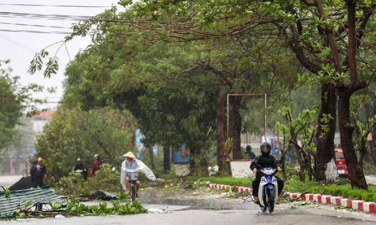 مصرع شخص وفقد 12 مع وصول الإعصار «بوالوي» إلى فيتنام مصرع شخص وفقد 12 مع وصول الإعصار «بوالوي» إلى فيتنام