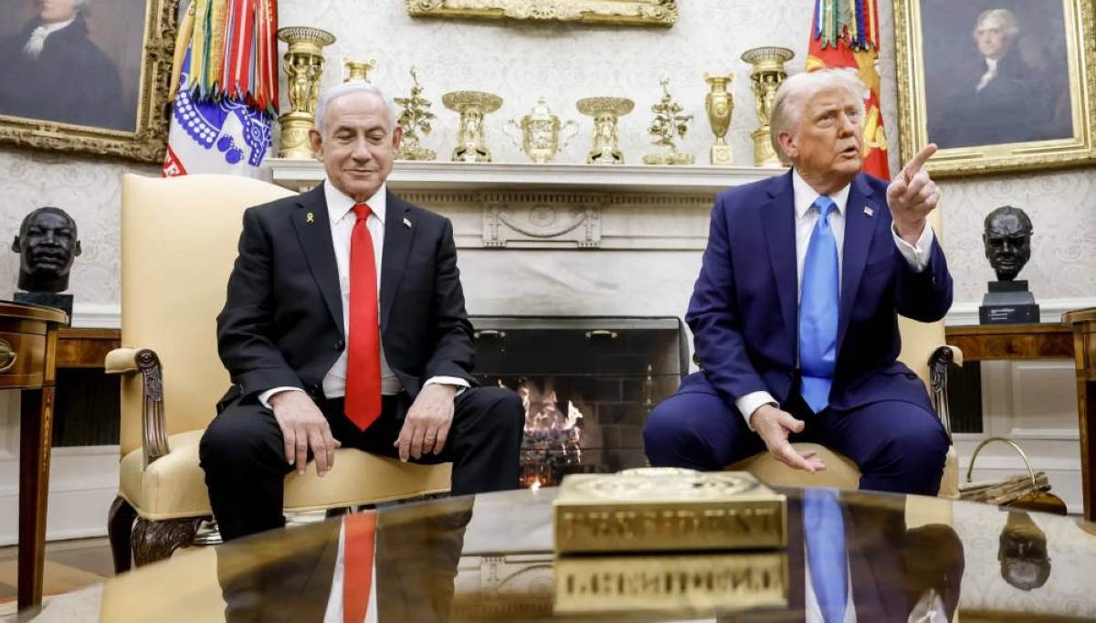 ترمب يهدد بالانقلاب على نتنياهو: اقبل السلام أو واجه انشقاقاً أمريكياً علنياً ترمب يهدد بالانقلاب على نتنياهو: اقبل السلام أو واجه انشقاقاً أمريكياً علنياً