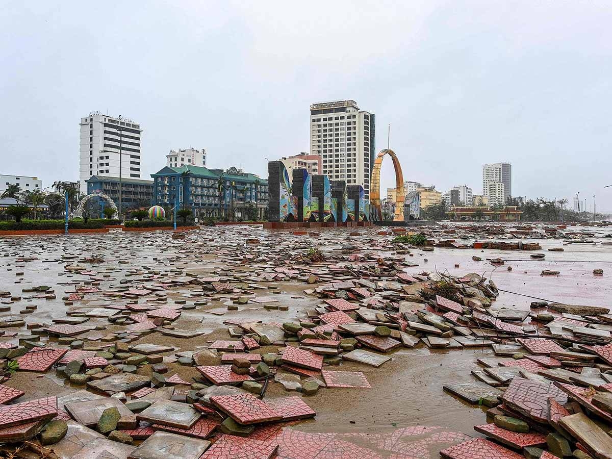 فيتنام: مصرع شخص وفقدان 12 آخرين مع وصول «بوالوي»