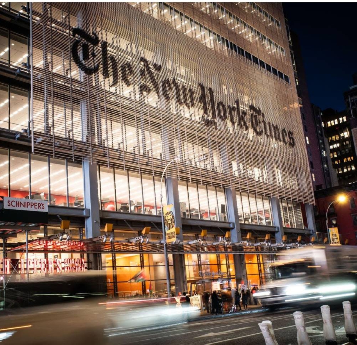 اتهامات خطيرة بعد طلاء مبنى صحيفة أمريكية بـ«شعارات غزة» اتهامات خطيرة بعد طلاء مبنى صحيفة أمريكية بـ«شعارات غزة»