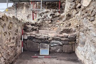 «سر روماني»: ناجون عادوا من تحت رماد البركان