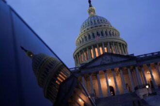 واشنطن في مأزق.. إغلاق حكومي يلوح وسط تهديدات ترمب بالفصل الجماعي