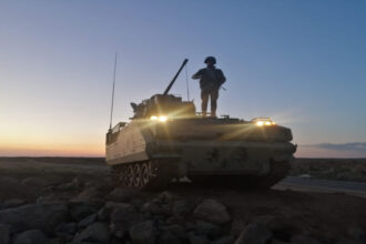 الجيش يطبق قواعد الاشتباك بعد محاولة مركبة اختراق حاجز تفتيش شمال المملكة