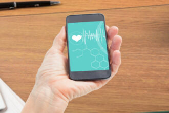 إطلاق تطبيق المساعد الافتراضي “شهم” لمرضى وزارة الصحة و”الخدمات الملكية”