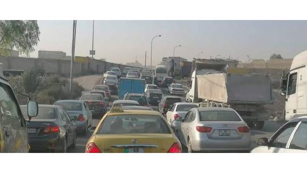 انقلاب مركبة واصطدامها بعمود على أوتوستراد الزرقاء يتسبب بازدحام مروري انقلاب مركبة واصطدامها بعمود على أوتوستراد الزرقاء يتسبب بازدحام مروري