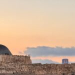 من أعلى جبل القلعة، حيث تنطق الحجارة بأسرار الحضارات، تمتد الأبصار نحو أفق تتعانق فيه ناطحات الزجاج والفولاذ مع سماء عمّان… مشهد يجسد تمازج التاريخ بالحداثة…. تصوير وتعليق رانا النمرات