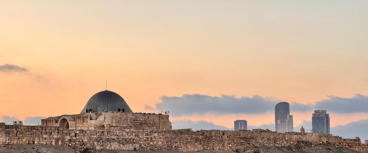 من أعلى جبل القلعة، حيث تنطق الحجارة بأسرار الحضارات، تمتد الأبصار نحو أفق تتعانق فيه ناطحات الزجاج والفولاذ مع سماء عمّان… مشهد يجسد تمازج التاريخ بالحداثة…. تصوير وتعليق رانا النمرات