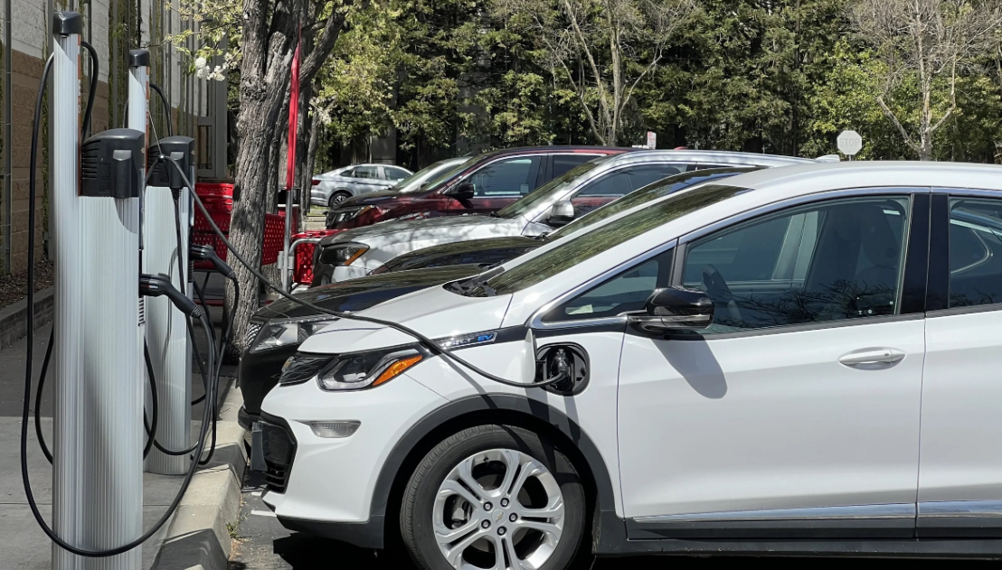 لا تغيير على الضرائب والرسوم على مركبات الهايبرد والكهرباء لا تغيير على الضرائب والرسوم على مركبات الهايبرد والكهرباء