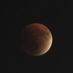 آلاف الأردنيين يتابعون خسوف القمر الكلي في المدينة الرياضية