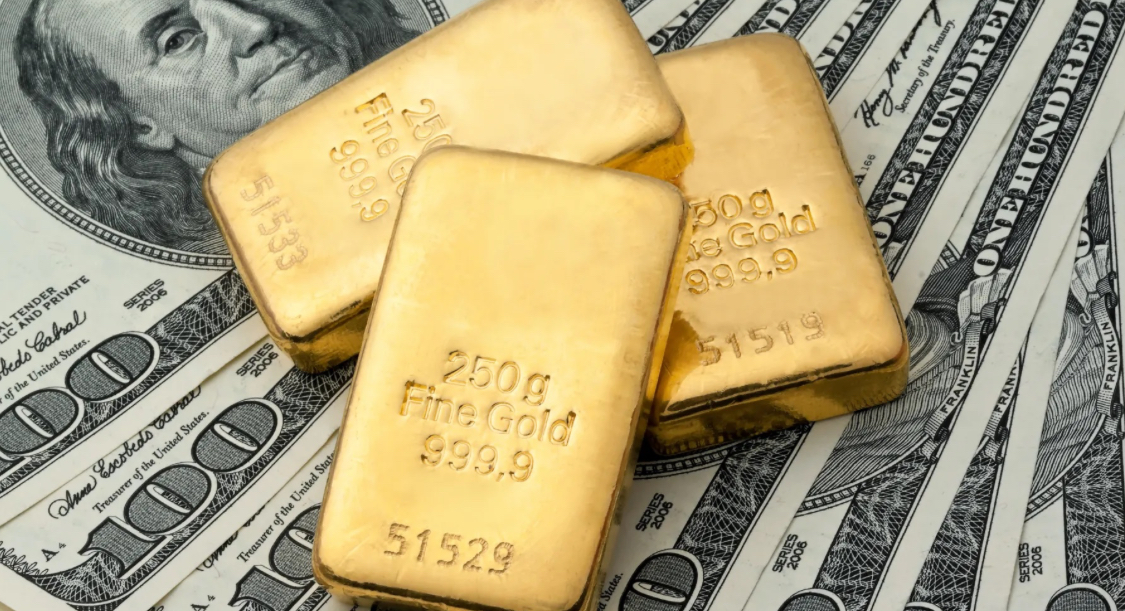 أسعار الذهب تسجل ارتفاعا قياسيا مع تراجع الدولار