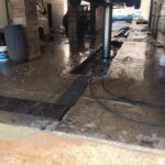 منشأة لغسيل السيارات تعتدي على خط مياه رئيسي يزود الهاشمي والمحطة