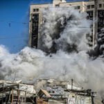 الاحتلال يكثف قصفه ويفجر وينسف المنازل والأبراج السكنية في مدينة غزة​ 