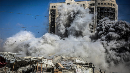 الاحتلال يكثف قصفه ويفجر وينسف المنازل والأبراج السكنية في مدينة غزة​ 