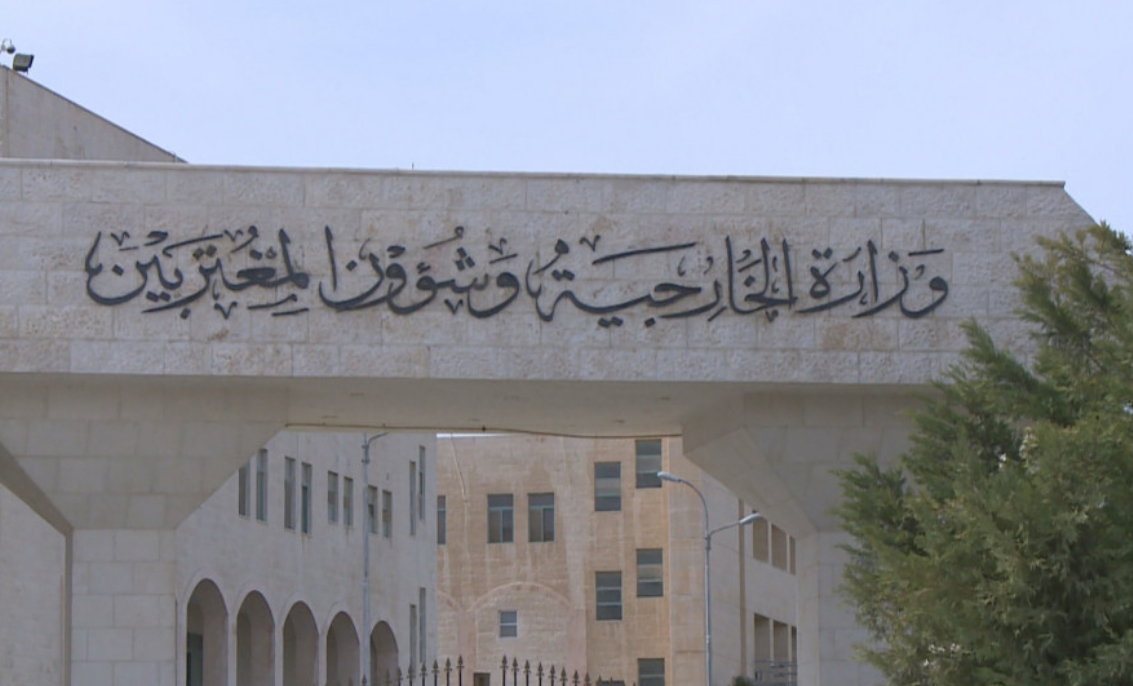 الأردن يتابع مع كل الأجهزة المعنية أوضاع السائقين الذين عبروا الجسر اليوم لإيصال المساعدات إلى غزة الأردن يتابع مع كل الأجهزة المعنية أوضاع السائقين الذين عبروا الجسر اليوم لإيصال المساعدات إلى غزة