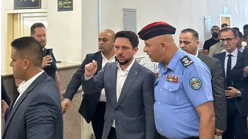 ولي العهد يتفقد قسم ترخيص غرب عمان