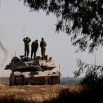 إصابة 8 جنود إسرائيليين بانقلاب آلية عسكرية على مشارف غزة​ 