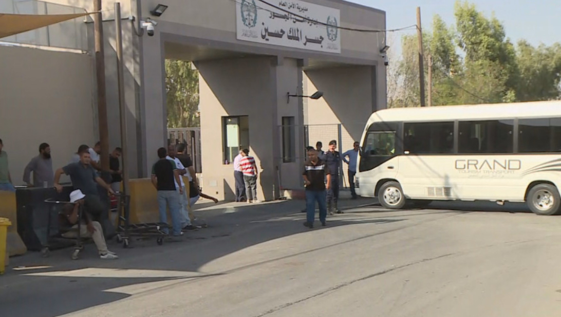 إعادة إيقاف حركة المسافرين عبر جسر الملك حسين من الجانب الآخر إعادة إيقاف حركة المسافرين عبر جسر الملك حسين من الجانب الآخر