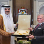 الملك يمنح أمير قطر قلادة الحسين بن علي