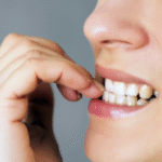 تحذير صحي من عواقب قضم الأظافر