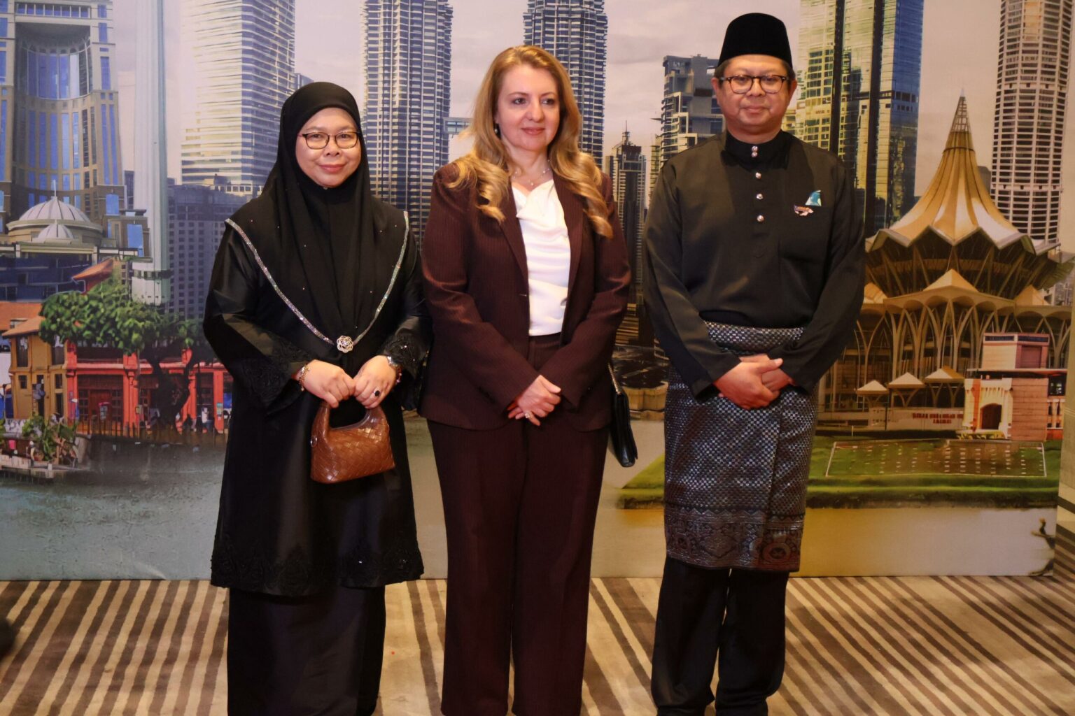 السفير الماليزي: تعاون متواصل بين البلدين في مجالات متعددة وتنسيق مستمر السفير الماليزي: تعاون متواصل بين البلدين في مجالات متعددة وتنسيق مستمر