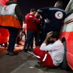 إصابة مسعفين في غزة وإغلاق طريق أمام النازحين إلى جنوب القطاع​ 