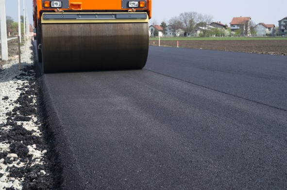 سقوط آلية إنشاءات (مدحلة) أثناء نقلها بواسطة مركبة شحن على الطريق العام ولا إصابات نتيجة للحادث سقوط آلية إنشاءات (مدحلة) أثناء نقلها بواسطة مركبة شحن على الطريق العام ولا إصابات نتيجة للحادث