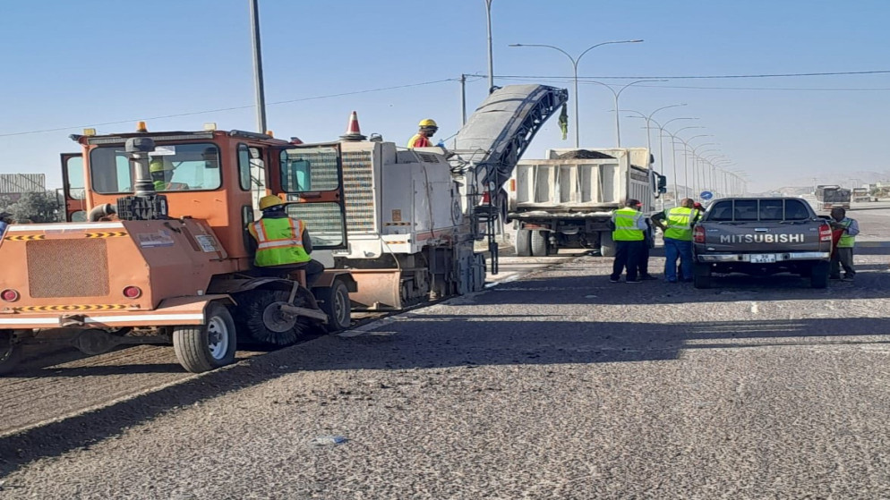 البدء بصيانة الطريق الصحراوي بين الحميمة والقويرة البدء بصيانة الطريق الصحراوي بين الحميمة والقويرة