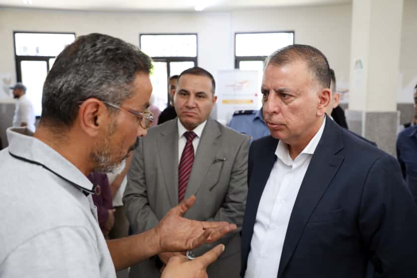 وزير الداخلية يتفقد مديرية أحوال وجوازات الزرقاء وزير الداخلية يتفقد مديرية أحوال وجوازات الزرقاء