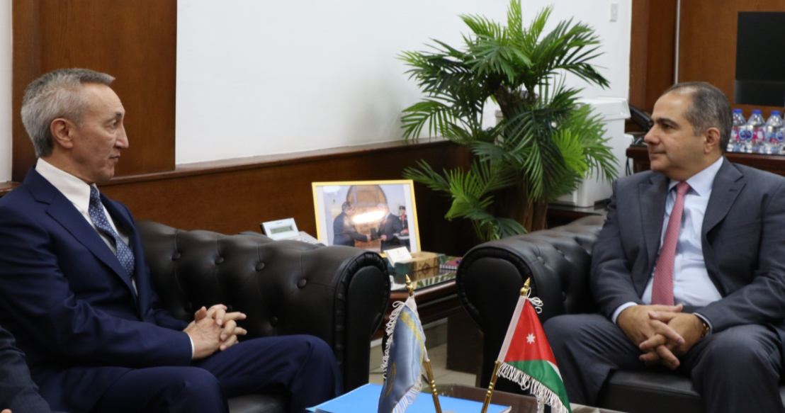 وزير الاستثمار يبحث مع السفير الكازاخستاني سبل تعزيز التعاون الاقتصادي وزير الاستثمار يبحث مع السفير الكازاخستاني سبل تعزيز التعاون الاقتصادي