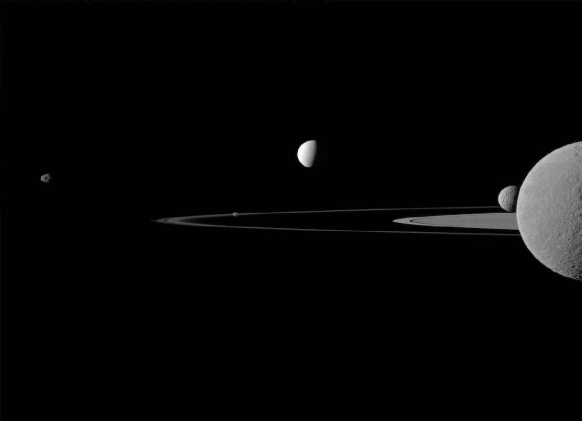 اكتشاف مذهل على قمر زحل.. مواد عضوية تُعزز أمل وجود حياة فضائية!