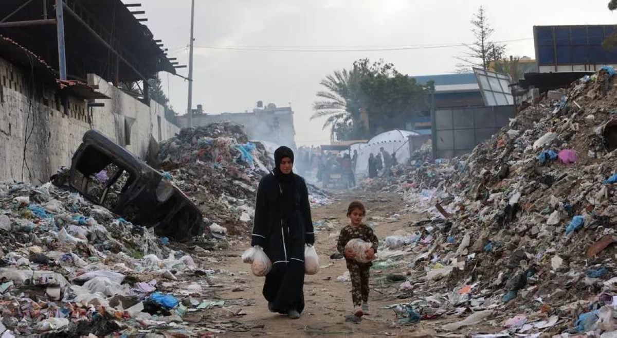 «غزة» بين أبواب الجحيم وأمل ناقص.. حصار يلتهم الأرواح قبل الجيوب «غزة» بين أبواب الجحيم وأمل ناقص.. حصار يلتهم الأرواح قبل الجيوب