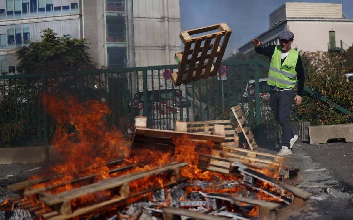 فرنسا على صفيح ساخن.. إضرابات لإعادة النظر في ميزانية 2026 وضريبة الثروة فرنسا على صفيح ساخن.. إضرابات لإعادة النظر في ميزانية 2026 وضريبة الثروة