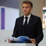 الرئيس الفرنسي يحذر من السماح للأسطول الروسي بتصدير النفط