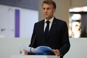 الرئيس الفرنسي يحذر من السماح للأسطول الروسي بتصدير النفط