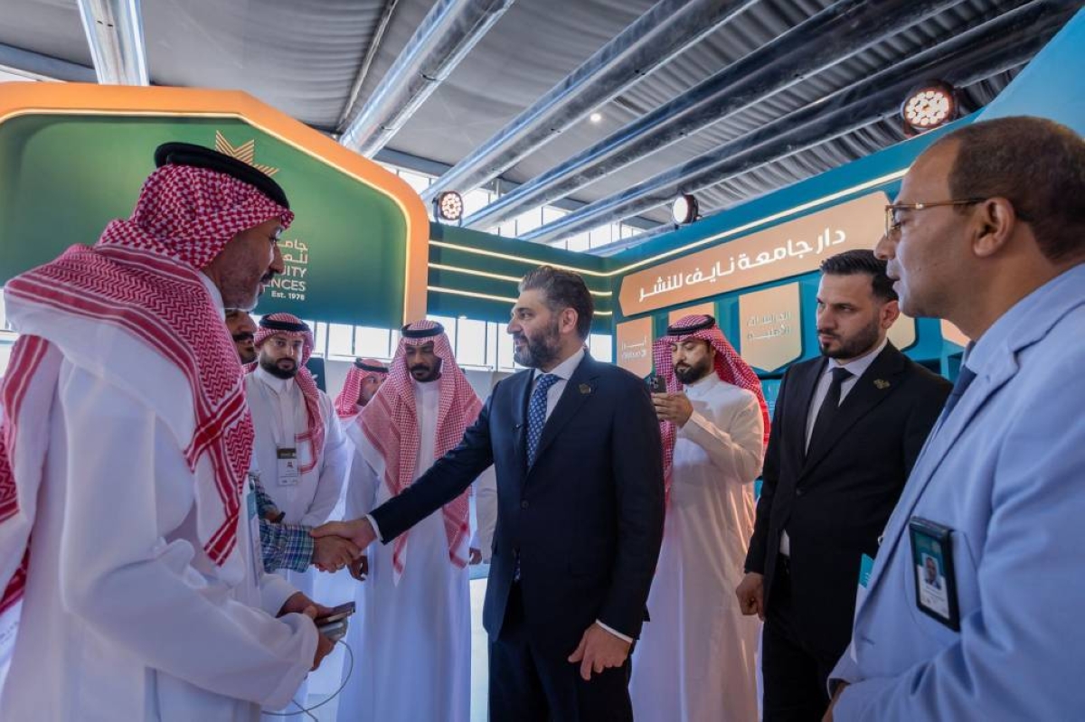 وزير الثقافة السوري يزور معرض الرياض الدولي للكتاب وزير الثقافة السوري يزور معرض الرياض الدولي للكتاب