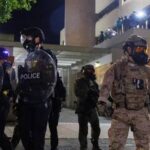 عميل فيدرالي يطلق النار على سيدة.. ويفجّر احتجاجات غاضبة