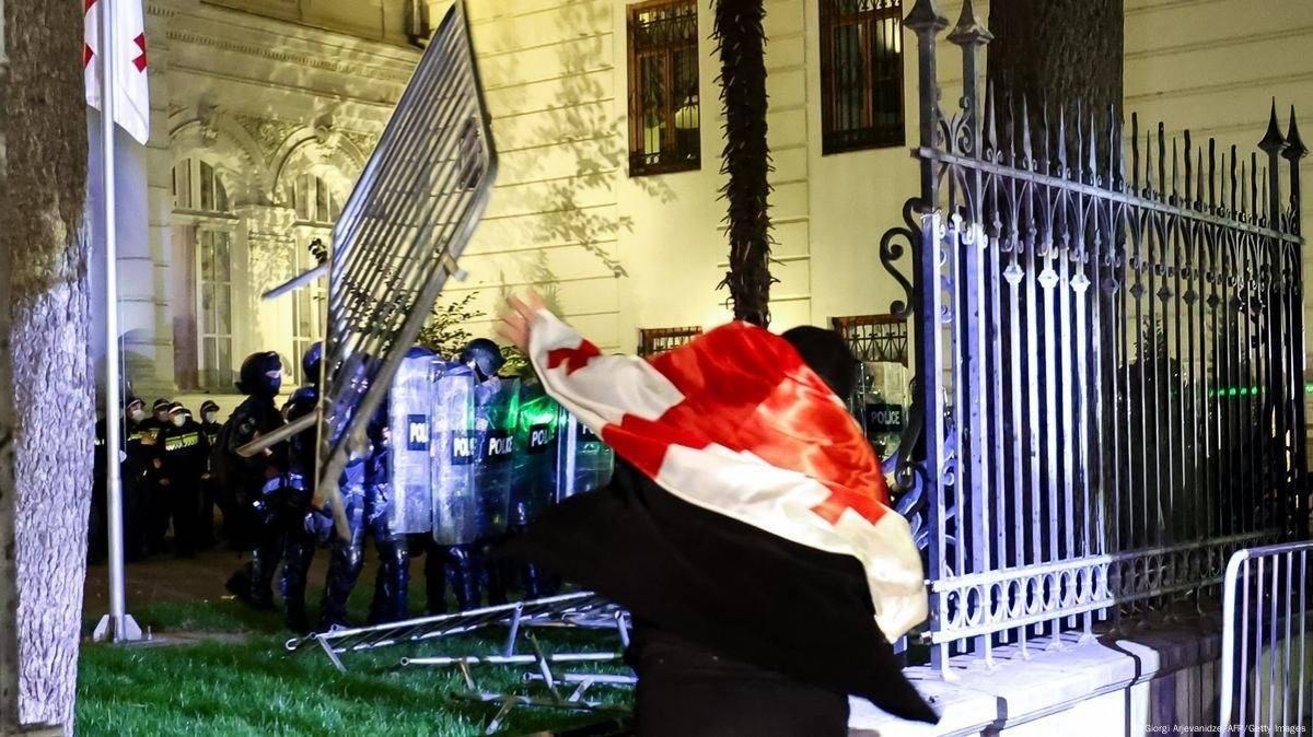 اقتحام القصر الرئاسي في تبليسي.. اشتباكات عنيفة تهز جورجيا يوم الانتخابات اقتحام القصر الرئاسي في تبليسي.. اشتباكات عنيفة تهز جورجيا يوم الانتخابات