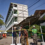 انهيار مدرسة على رؤوس الطلاب في إندونيسيا