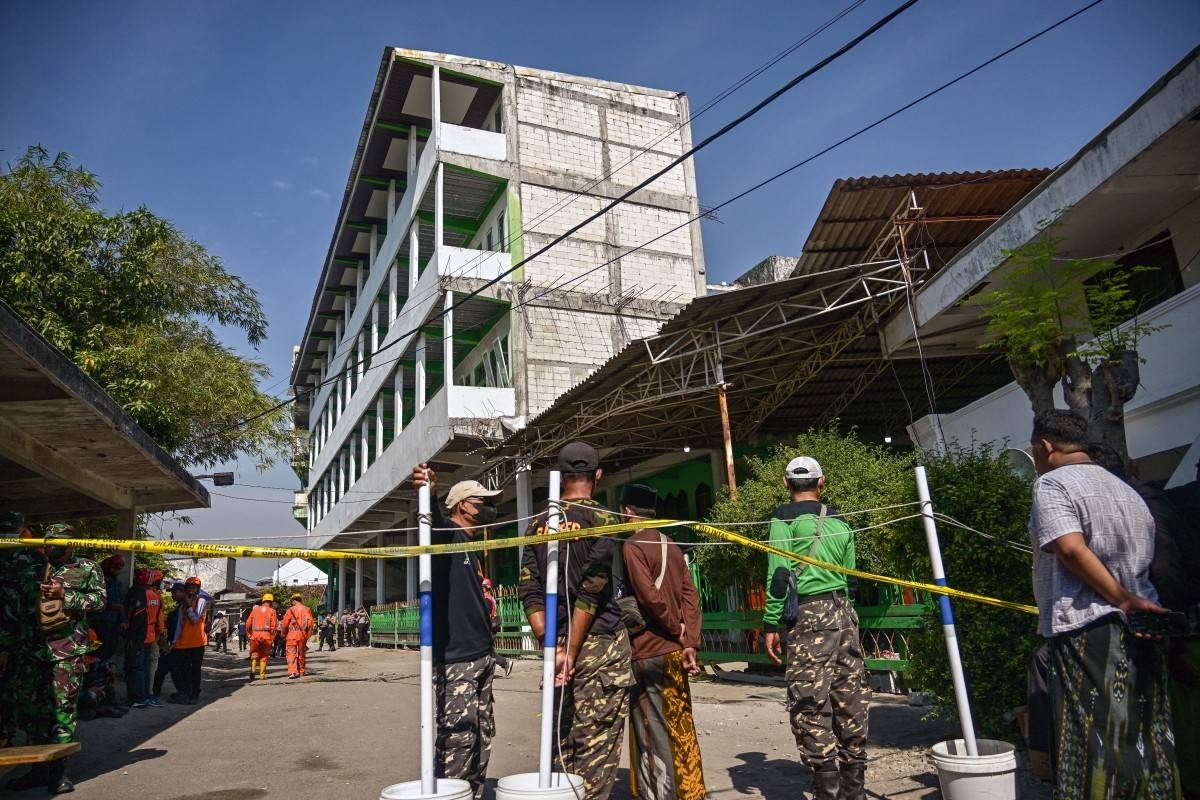 انهيار مدرسة على رؤوس الطلاب في إندونيسيا انهيار مدرسة على رؤوس الطلاب في إندونيسيا