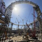 أمير المنطقة الشرقية يستقبل رئيس أرامكو ويطّلع على تقرير الملعب