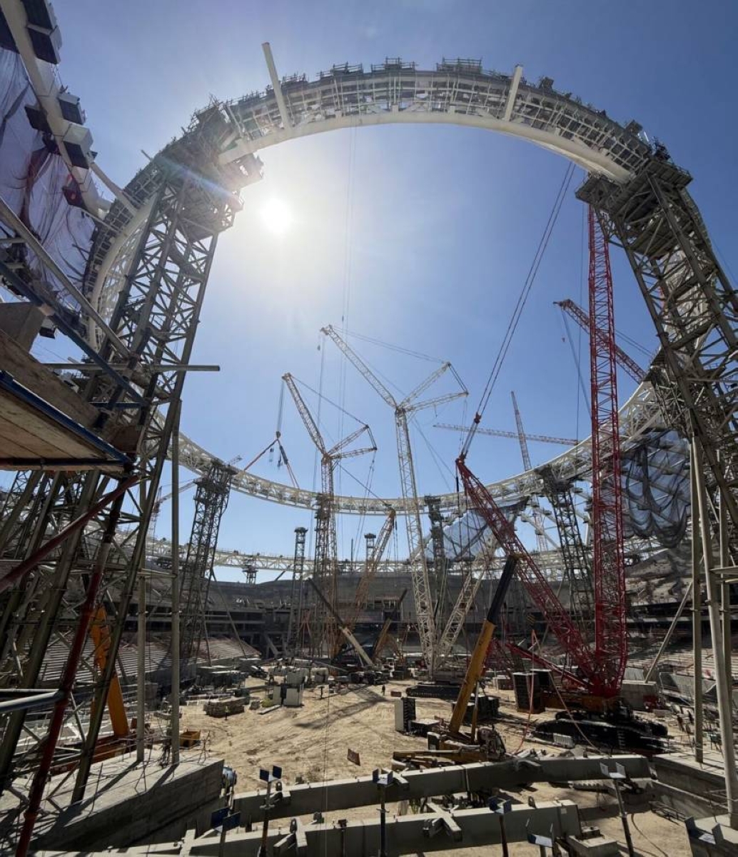 أمير المنطقة الشرقية يستقبل رئيس أرامكو ويطّلع على تقرير الملعب