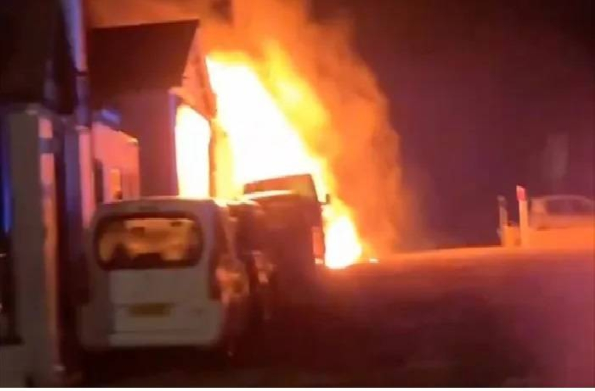 مسجد بريطاني يُحرق عمداً.. والشرطة تراها «جريمة كراهية» مسجد بريطاني يُحرق عمداً.. والشرطة تراها «جريمة كراهية»