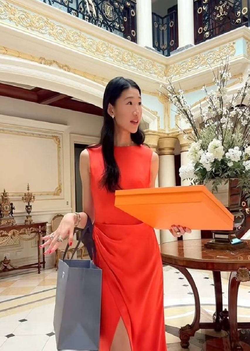 تصوير «حقيبة هيرميس» يُشعل غضب «تيك توك» تصوير «حقيبة هيرميس» يُشعل غضب «تيك توك»