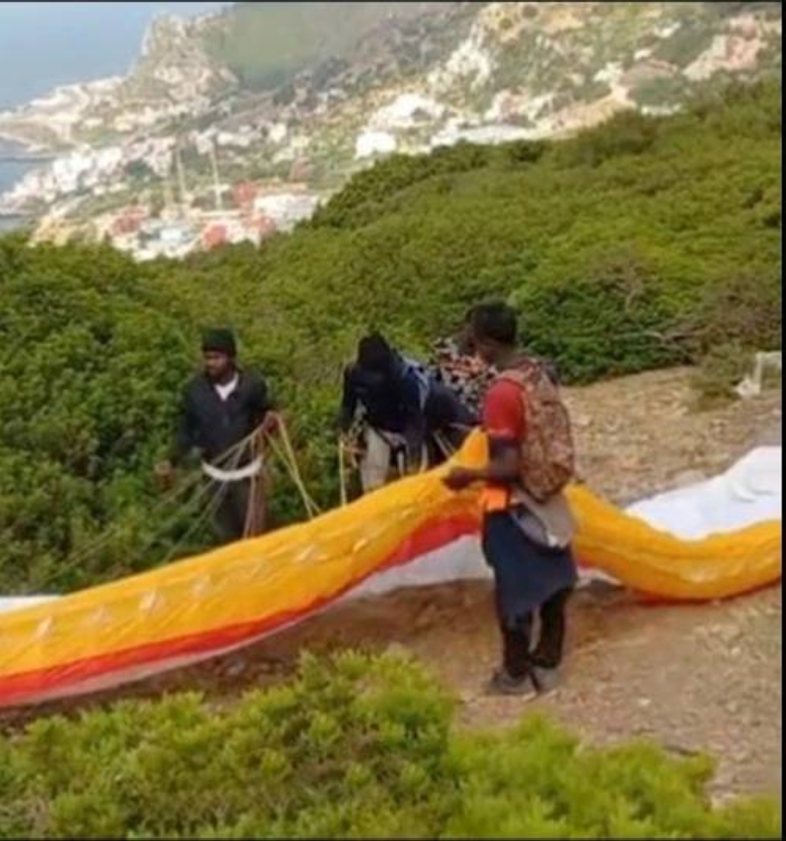 تحليق نحو الحرية.. مهاجر يتحدى السياج الإسباني بمظلة شراعية من المغرب تحليق نحو الحرية.. مهاجر يتحدى السياج الإسباني بمظلة شراعية من المغرب