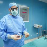 جراحون في دولة الإمارات يزرعون مضخة لتوصيل العلاج الكيميائي مباشرة لعلاج أورام الكبد غير القابلة للجراحة