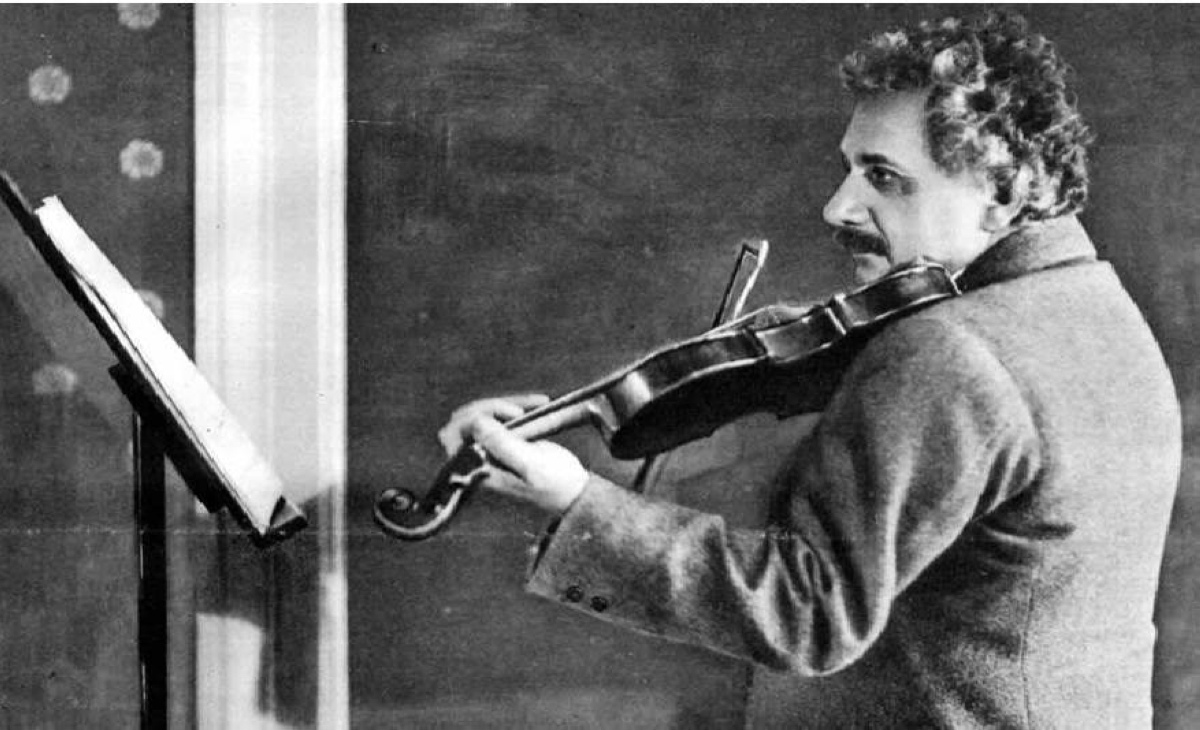 «كمان» آينشتاين يُباع بأكثر من مليون دولار