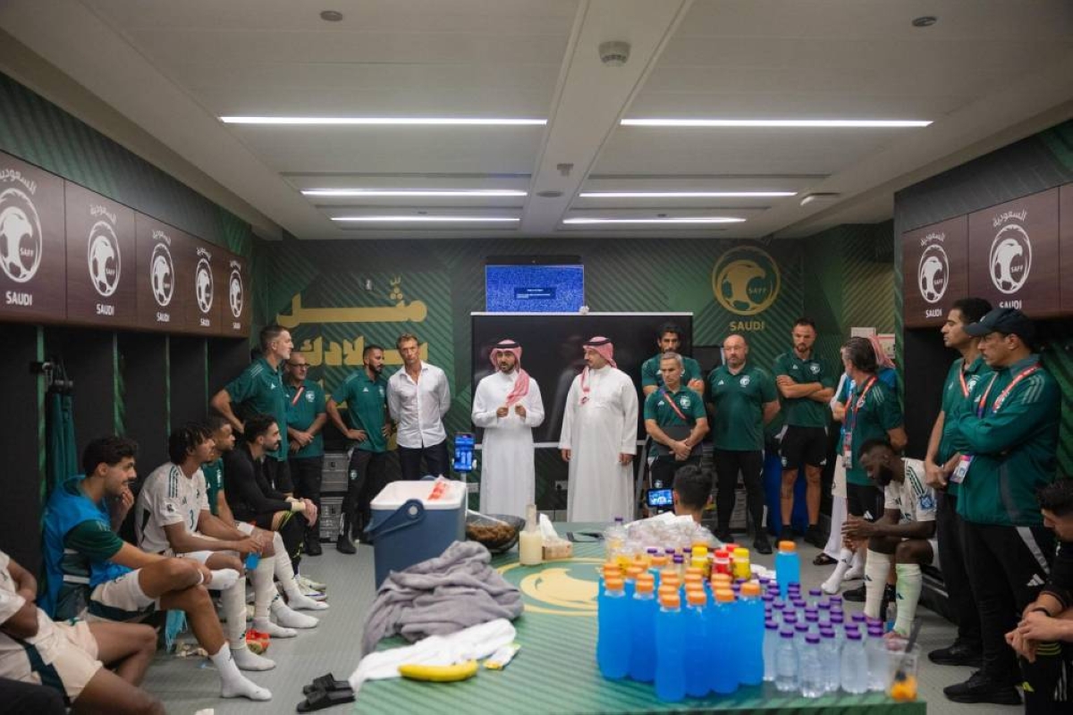 بين فوز إندونيسيا وتحدي العراق.. وزير الرياضة «قلب الوطن»