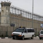 استعداداً لصفقة التبادل.. إسرائيل تنقل الأسرى الفلسطينيين