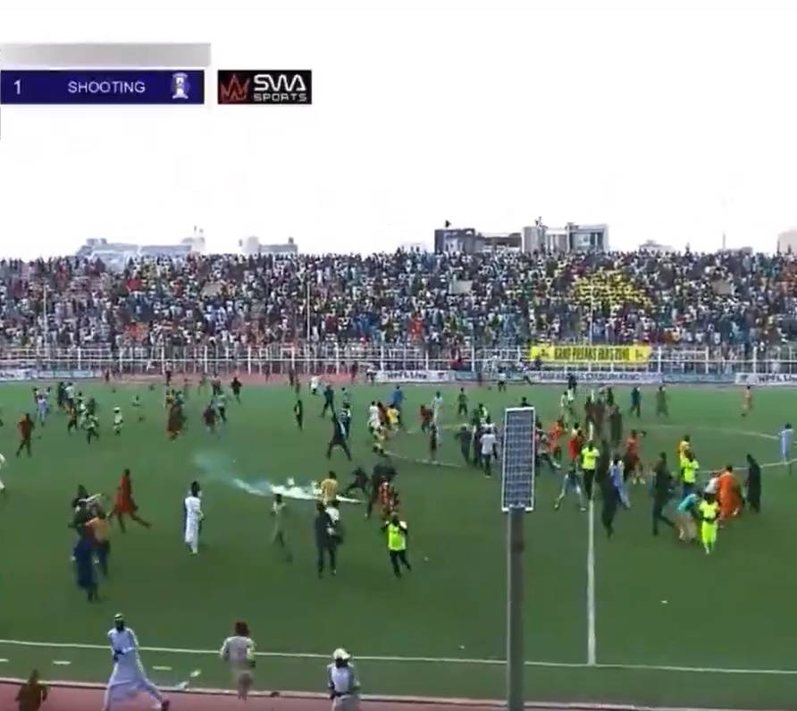 شغب واعتداءات جماهيرية وإطلاق الغاز المسيل للدموع بعد مباراة في الدوري النيجيري شغب واعتداءات جماهيرية وإطلاق الغاز المسيل للدموع بعد مباراة في الدوري النيجيري