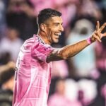 منتخب أوروغواي يحتفل برقم سواريز التاريخي